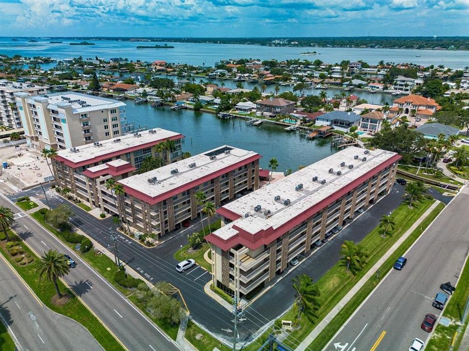 For Sale: $299,000 (2 beds, 2 baths, 1090 Square Feet)