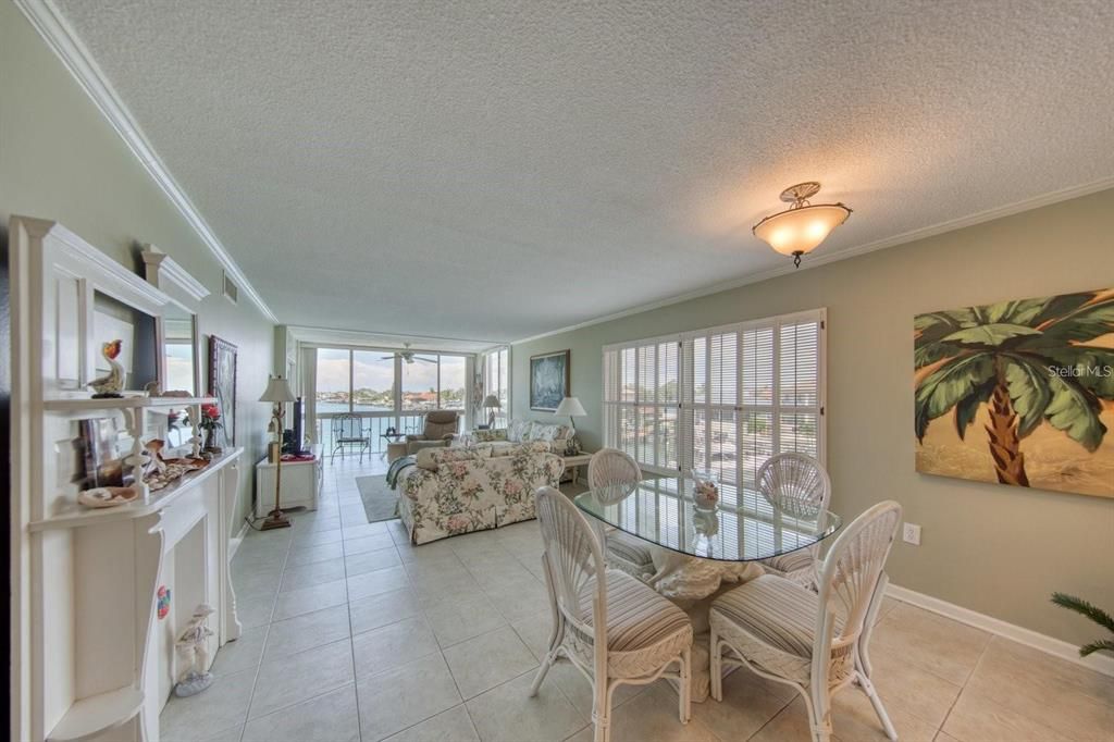 For Sale: $299,000 (2 beds, 2 baths, 1090 Square Feet)