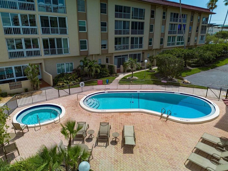 For Sale: $299,000 (2 beds, 2 baths, 1090 Square Feet)