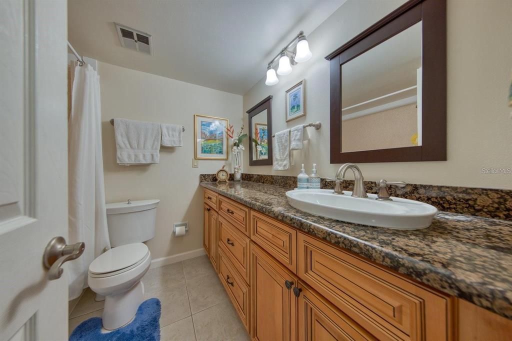 For Sale: $299,000 (2 beds, 2 baths, 1090 Square Feet)