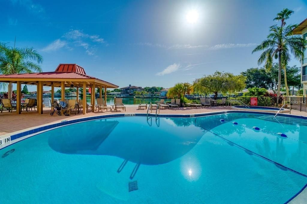 For Sale: $299,000 (2 beds, 2 baths, 1090 Square Feet)