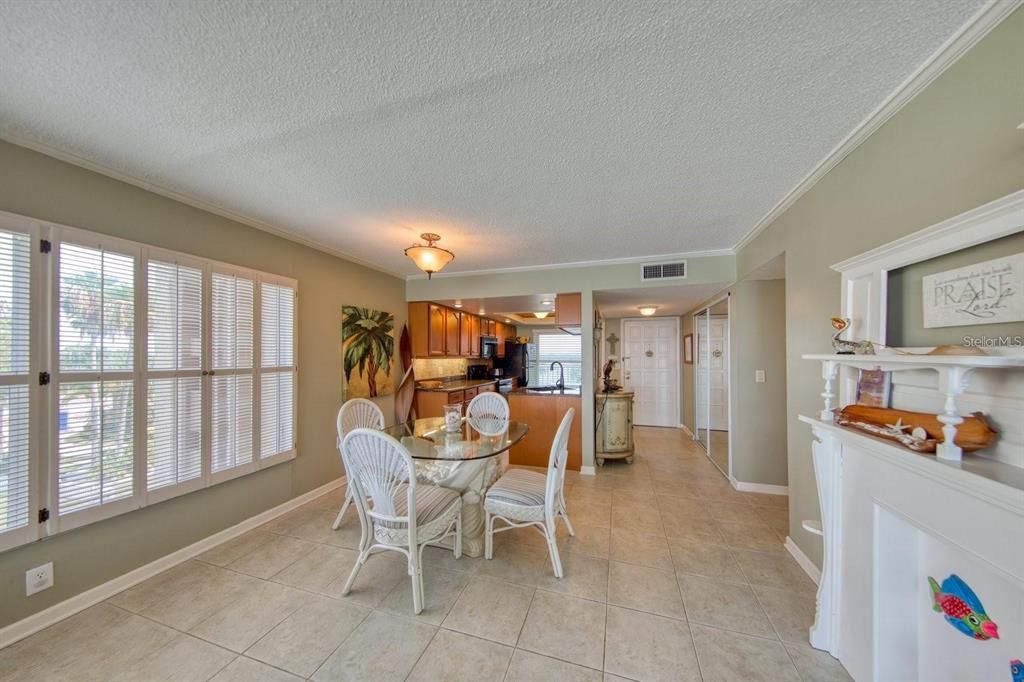 For Sale: $299,000 (2 beds, 2 baths, 1090 Square Feet)