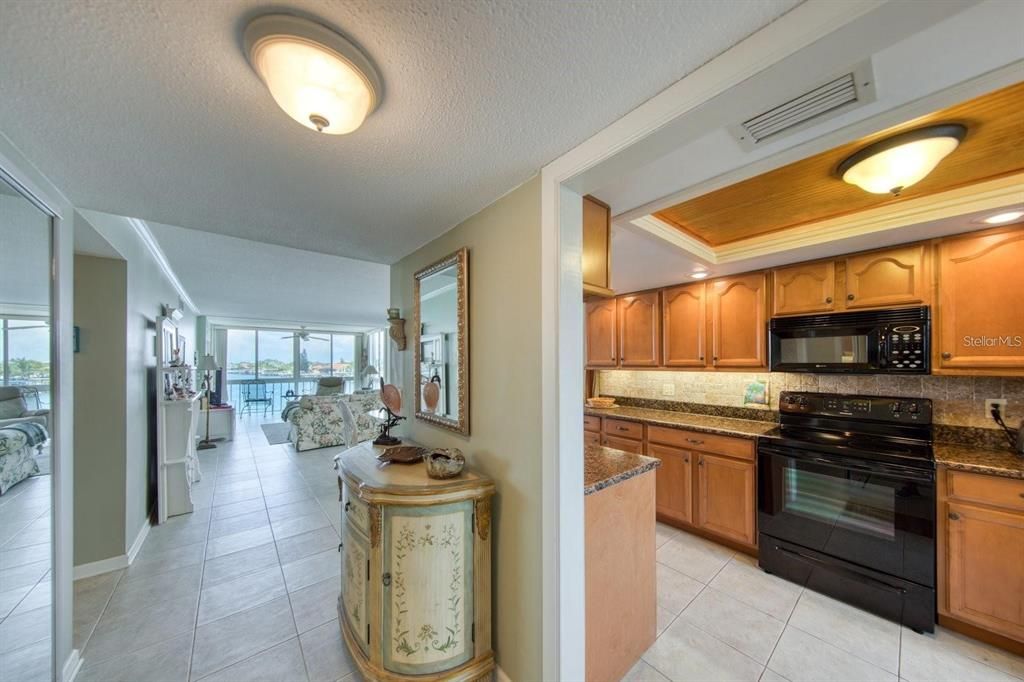 For Sale: $299,000 (2 beds, 2 baths, 1090 Square Feet)