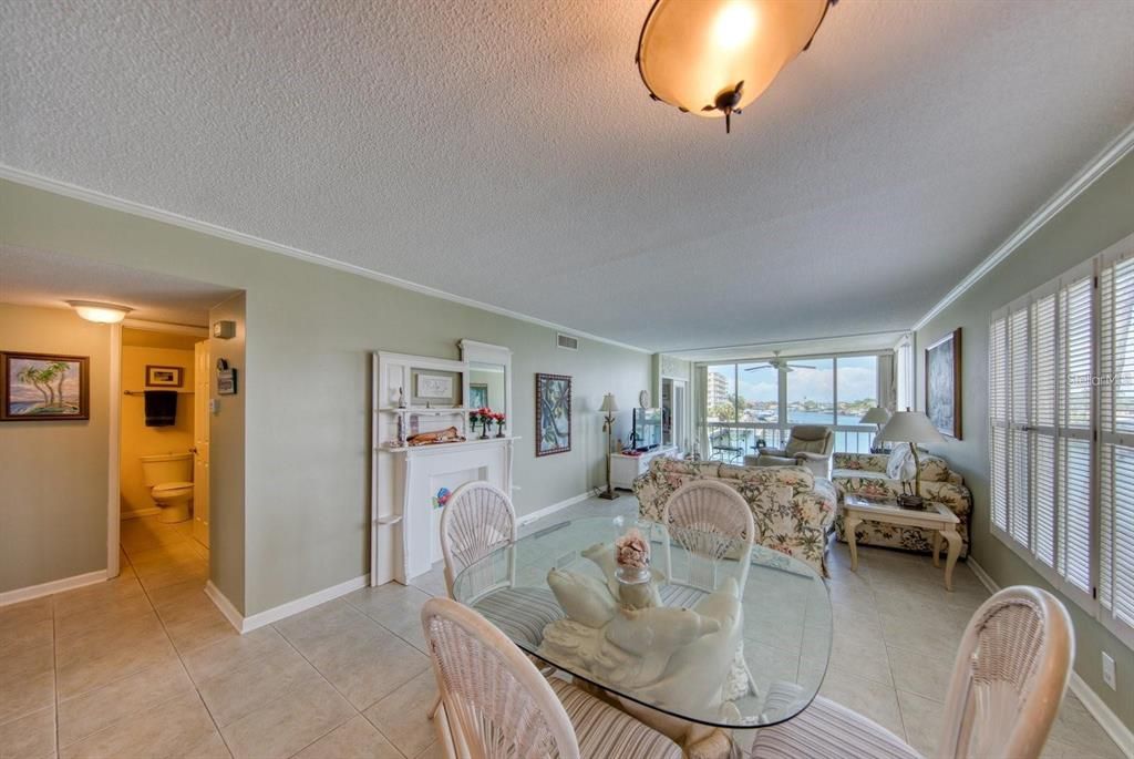 For Sale: $299,000 (2 beds, 2 baths, 1090 Square Feet)
