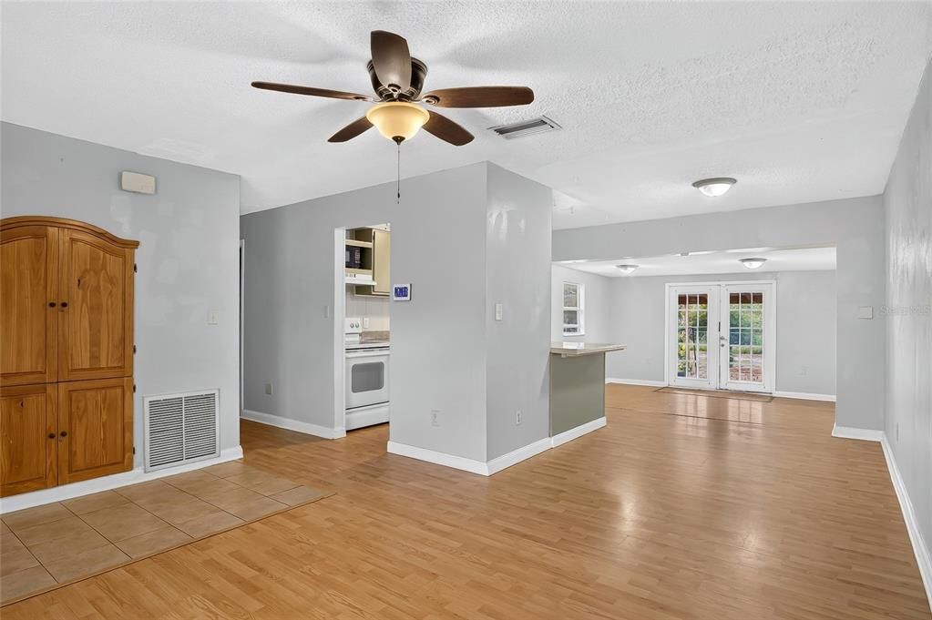 For Sale: $209,900 (3 beds, 2 baths, 960 Square Feet)