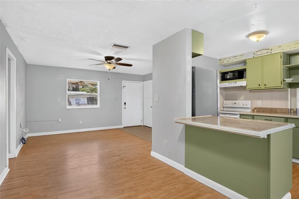 For Sale: $209,900 (3 beds, 2 baths, 960 Square Feet)