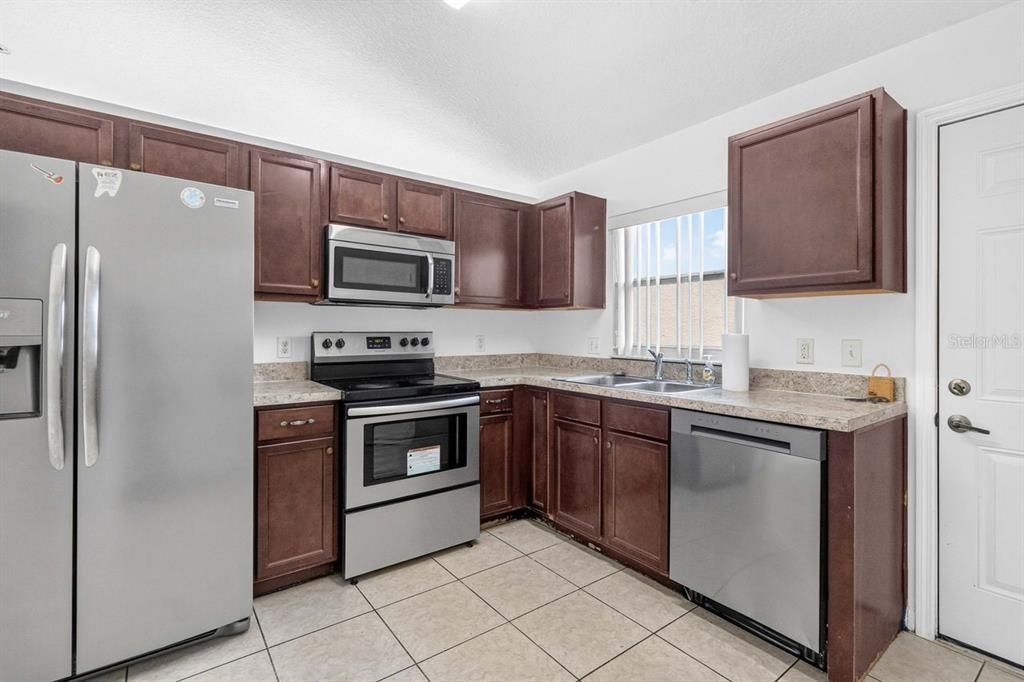 For Sale: $279,000 (3 beds, 2 baths, 1107 Square Feet)