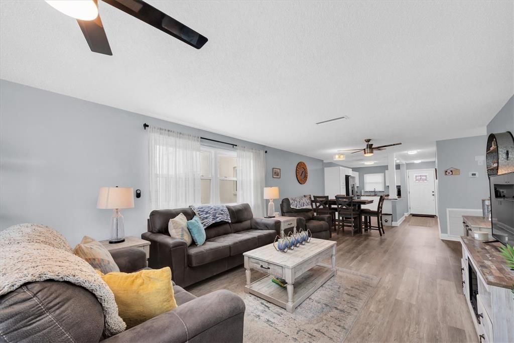 For Sale: $205,000 (2 beds, 2 baths, 1245 Square Feet)