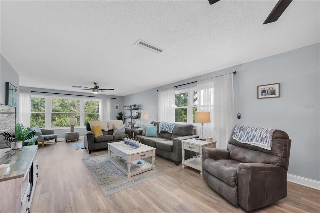 For Sale: $205,000 (2 beds, 2 baths, 1245 Square Feet)