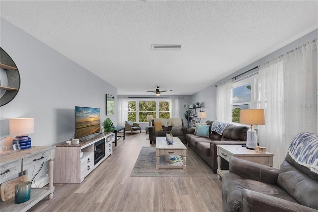 For Sale: $205,000 (2 beds, 2 baths, 1245 Square Feet)