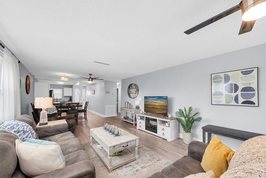 For Sale: $205,000 (2 beds, 2 baths, 1245 Square Feet)