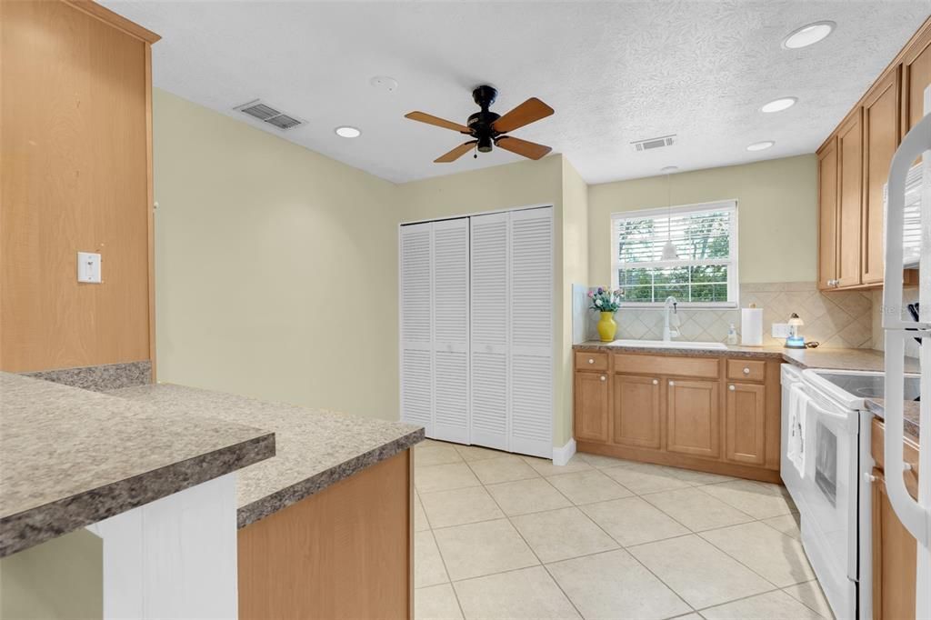 For Rent: $2,200 (2 beds, 2 baths, 1400 Square Feet)