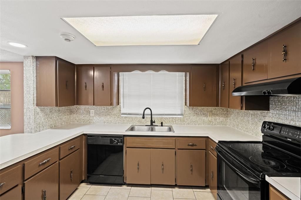 На продажу: $275,000 (2 спален, 2 ванн, 1613 Квадратных фут)