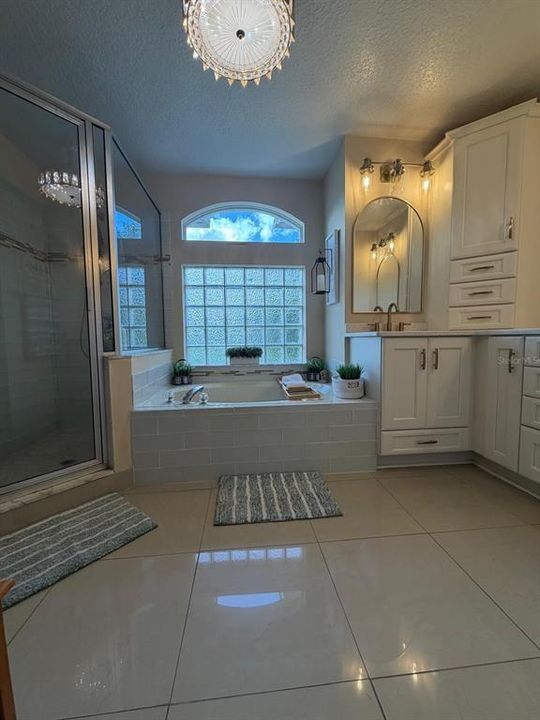 Под контрактом: $349,900 (3 спален, 2 ванн, 1906 Квадратных фут)