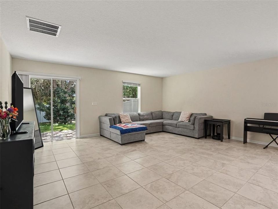 For Sale: $424,999 (5 beds, 2 baths, 2915 Square Feet)