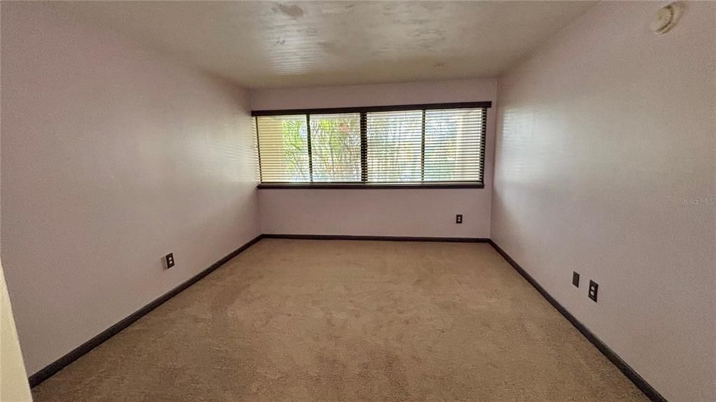 For Sale: $120,000 (1 beds, 1 baths, 675 Square Feet)