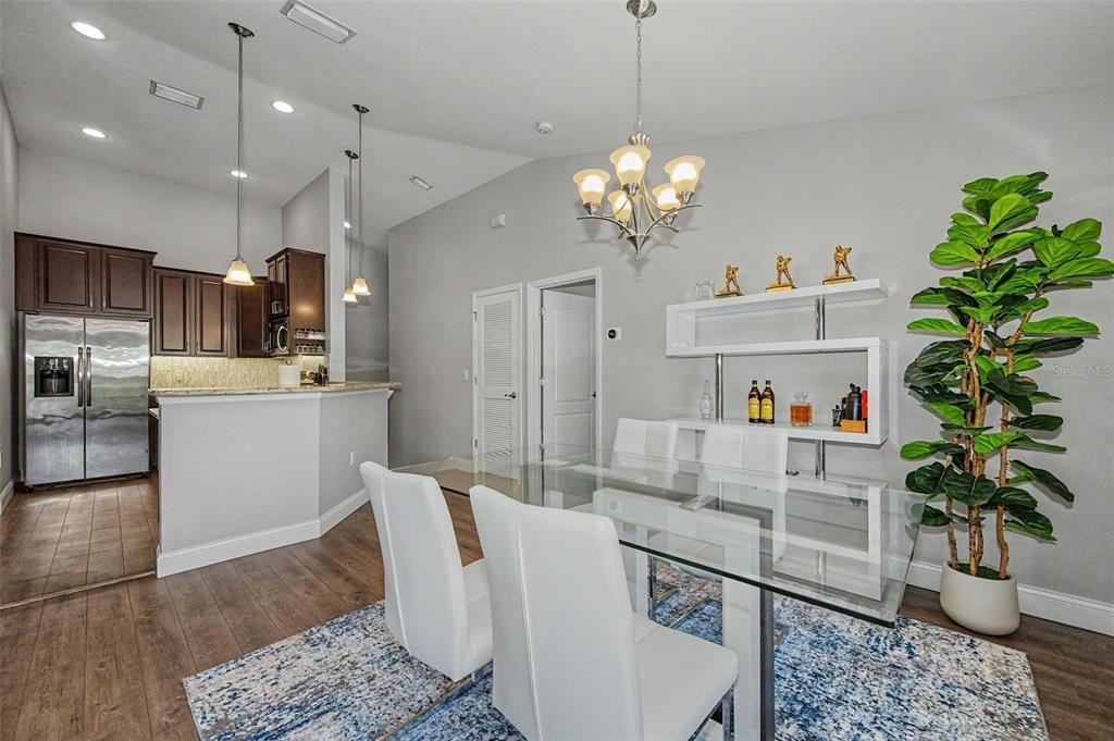 На продажу: $329,990 (2 спален, 2 ванн, 1264 Квадратных фут)
