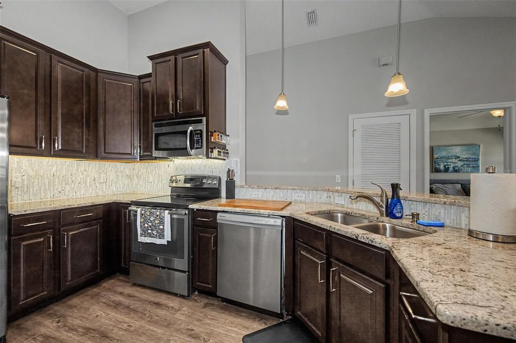 На продажу: $329,990 (2 спален, 2 ванн, 1264 Квадратных фут)