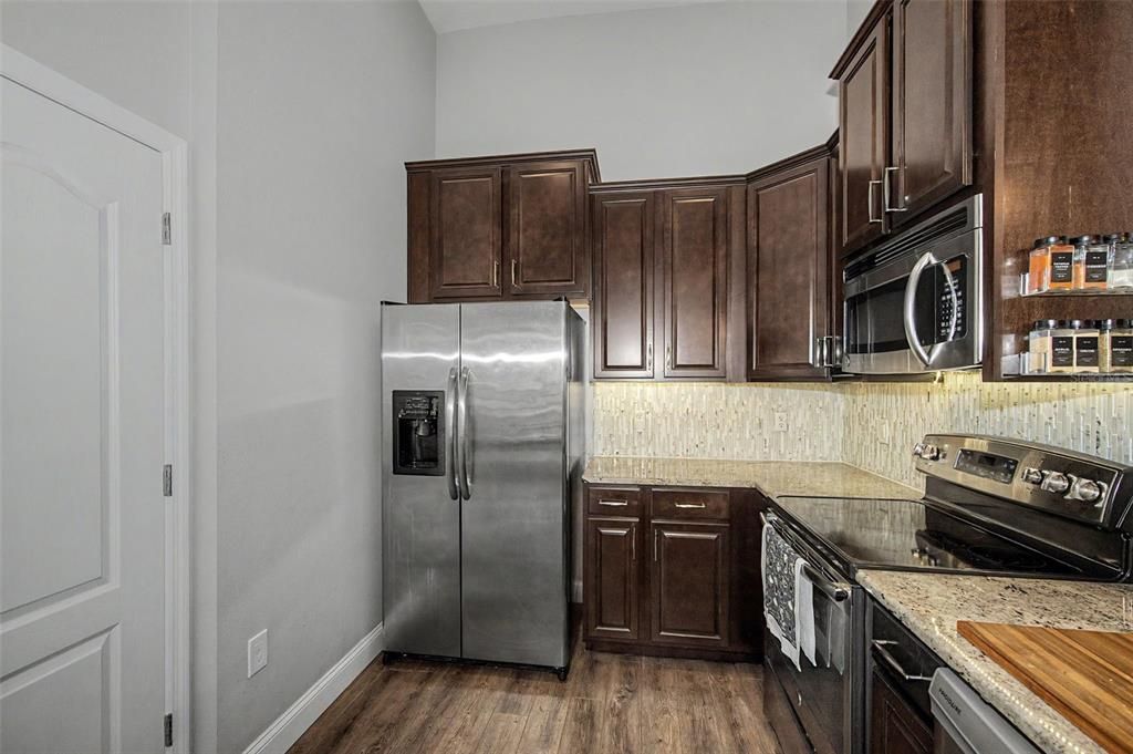 На продажу: $329,990 (2 спален, 2 ванн, 1264 Квадратных фут)