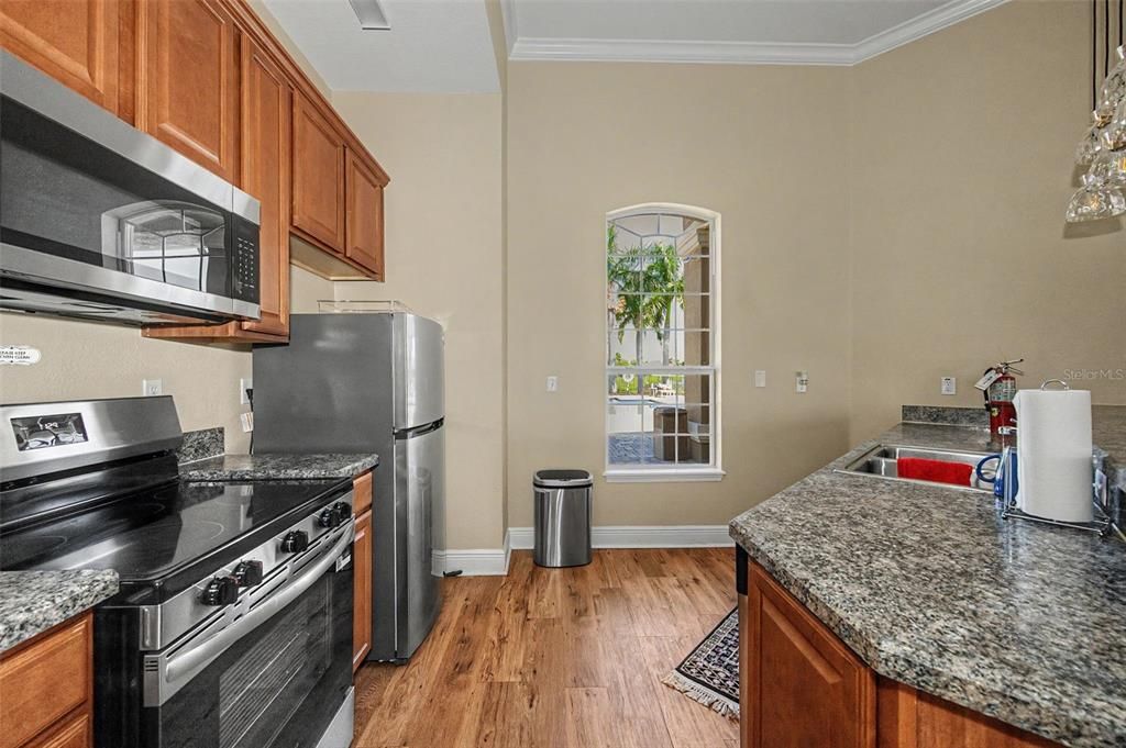 На продажу: $329,990 (2 спален, 2 ванн, 1264 Квадратных фут)