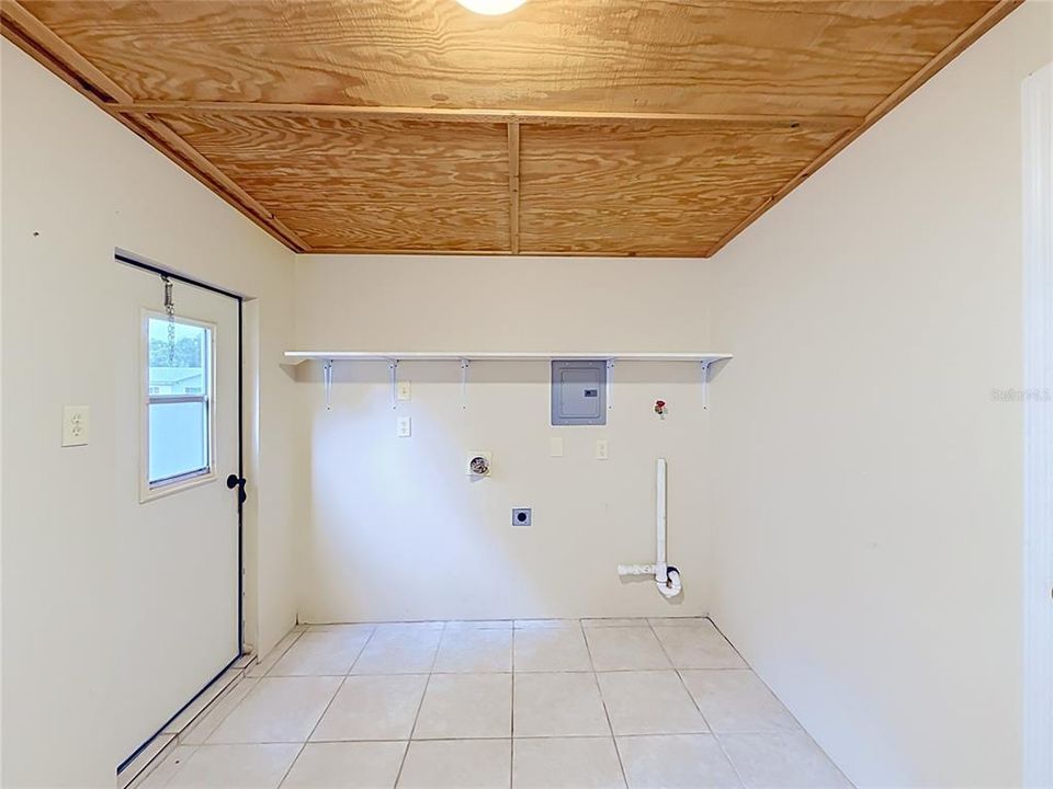 For Sale: $169,900 (2 beds, 1 baths, 1504 Square Feet)