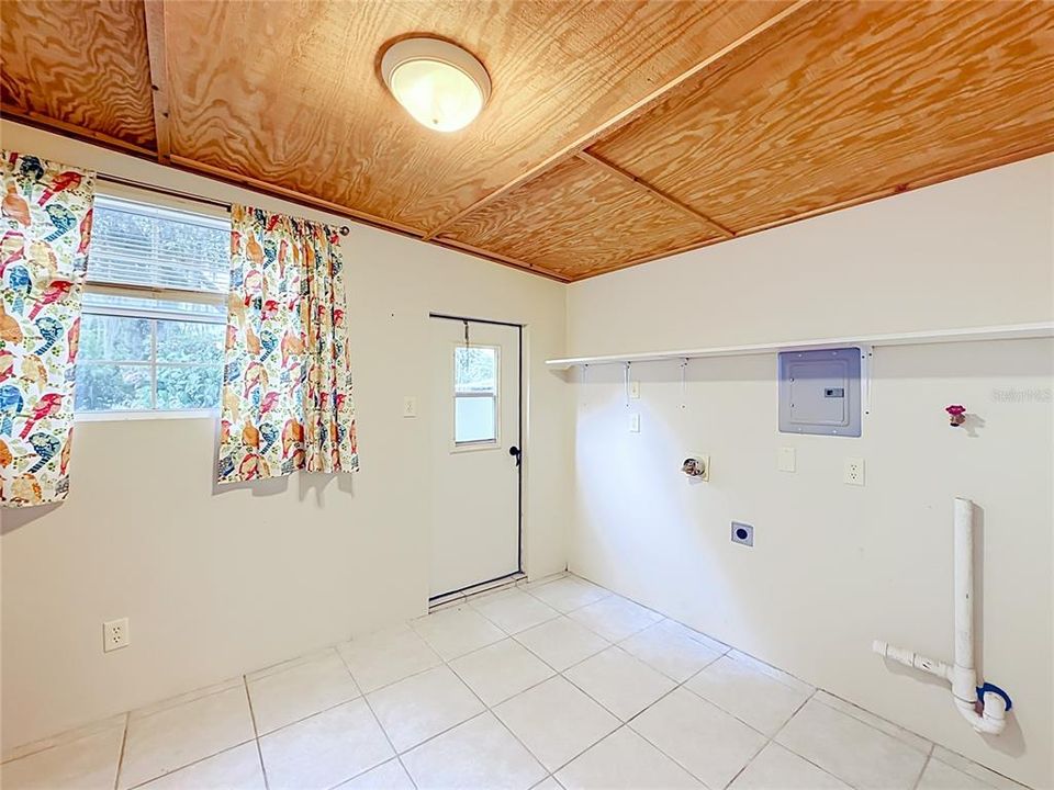 For Sale: $169,900 (2 beds, 1 baths, 1504 Square Feet)