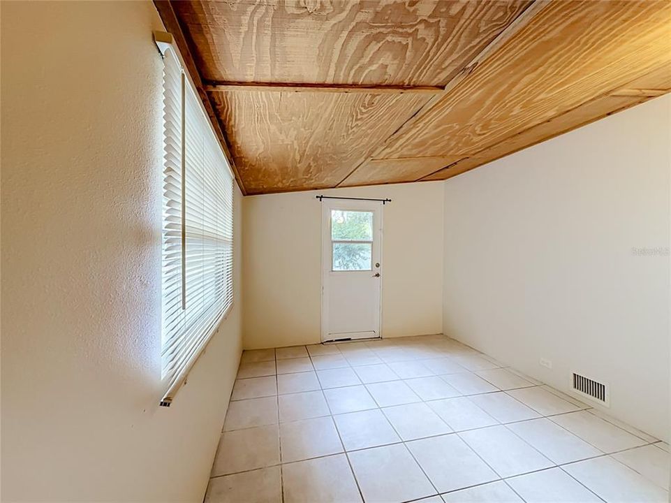 For Sale: $169,900 (2 beds, 1 baths, 1504 Square Feet)