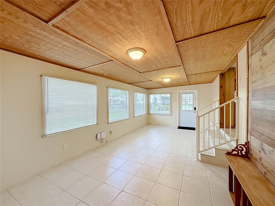 For Sale: $169,900 (2 beds, 1 baths, 1504 Square Feet)