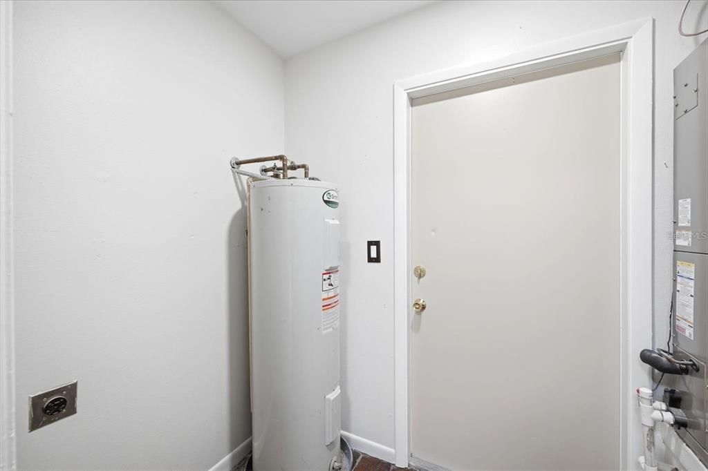 For Sale: $195,000 (2 beds, 1 baths, 880 Square Feet)