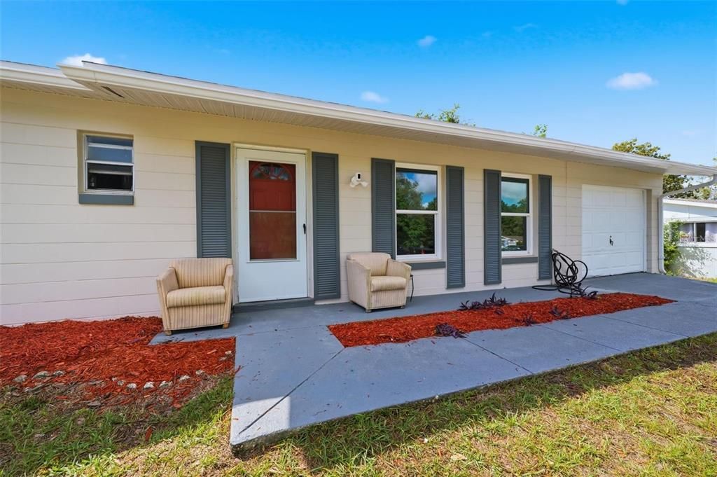 For Sale: $195,000 (2 beds, 1 baths, 880 Square Feet)
