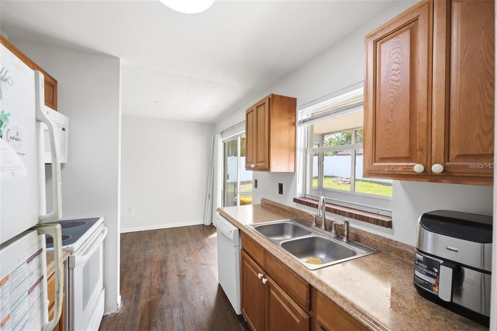 For Sale: $195,000 (2 beds, 1 baths, 880 Square Feet)