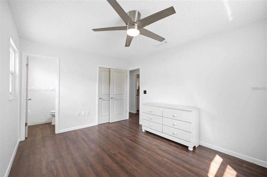 For Sale: $195,000 (2 beds, 1 baths, 880 Square Feet)