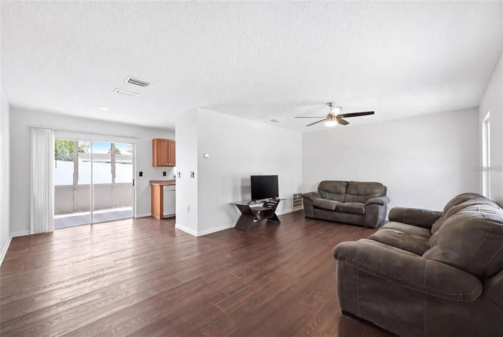 For Sale: $195,000 (2 beds, 1 baths, 880 Square Feet)