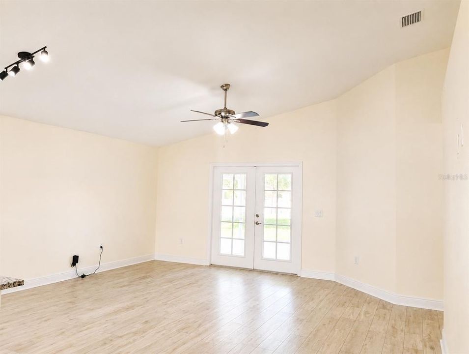 For Sale: $310,000 (3 beds, 2 baths, 1525 Square Feet)