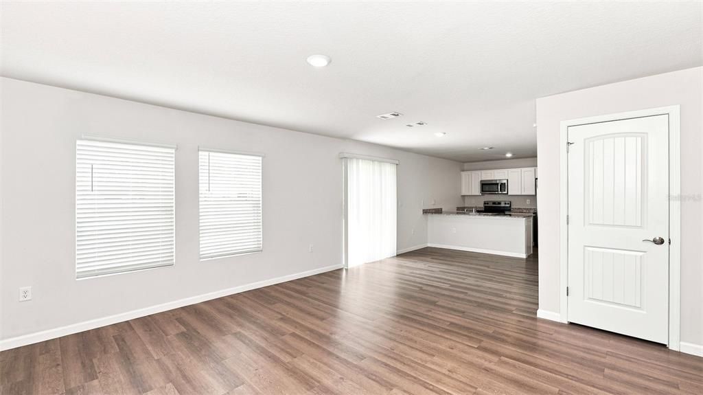 For Rent: $1,970 (5 beds, 3 baths, 1906 Square Feet)