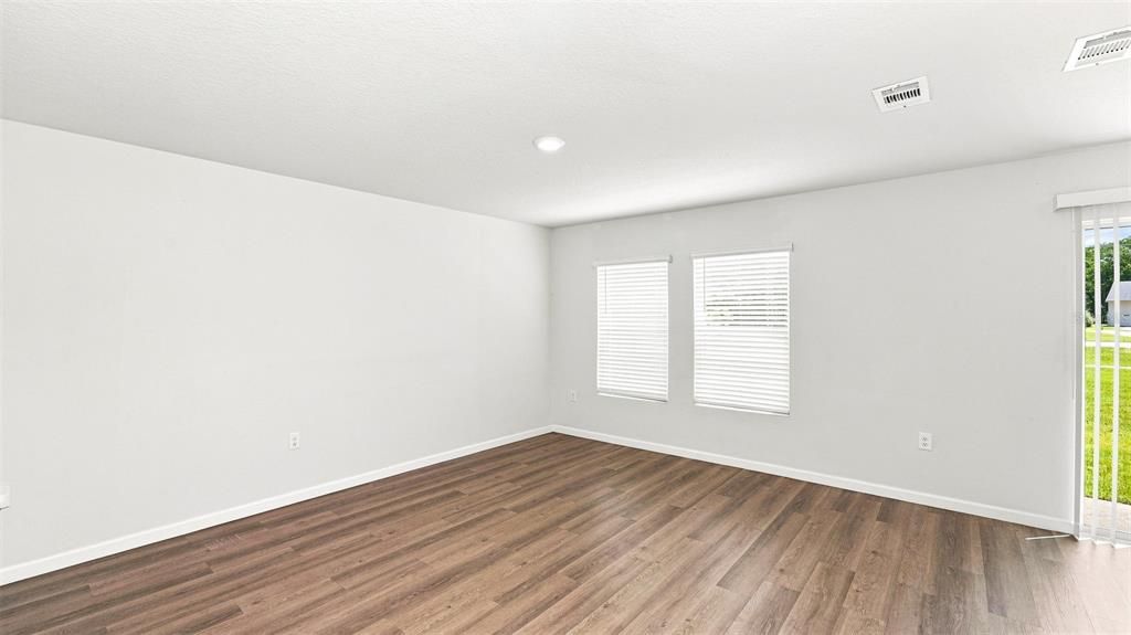 For Rent: $1,970 (5 beds, 3 baths, 1906 Square Feet)