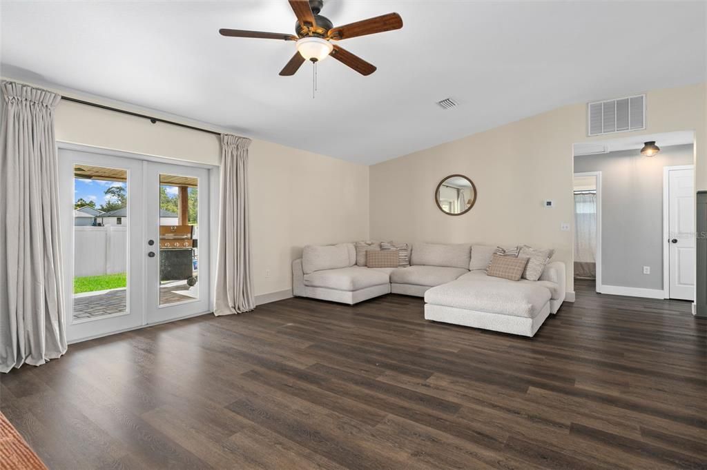 For Sale: $325,000 (3 beds, 2 baths, 1418 Square Feet)