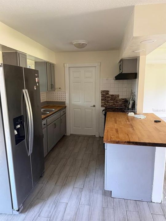 For Rent: $2,100 (3 beds, 1 baths, 1000 Square Feet)