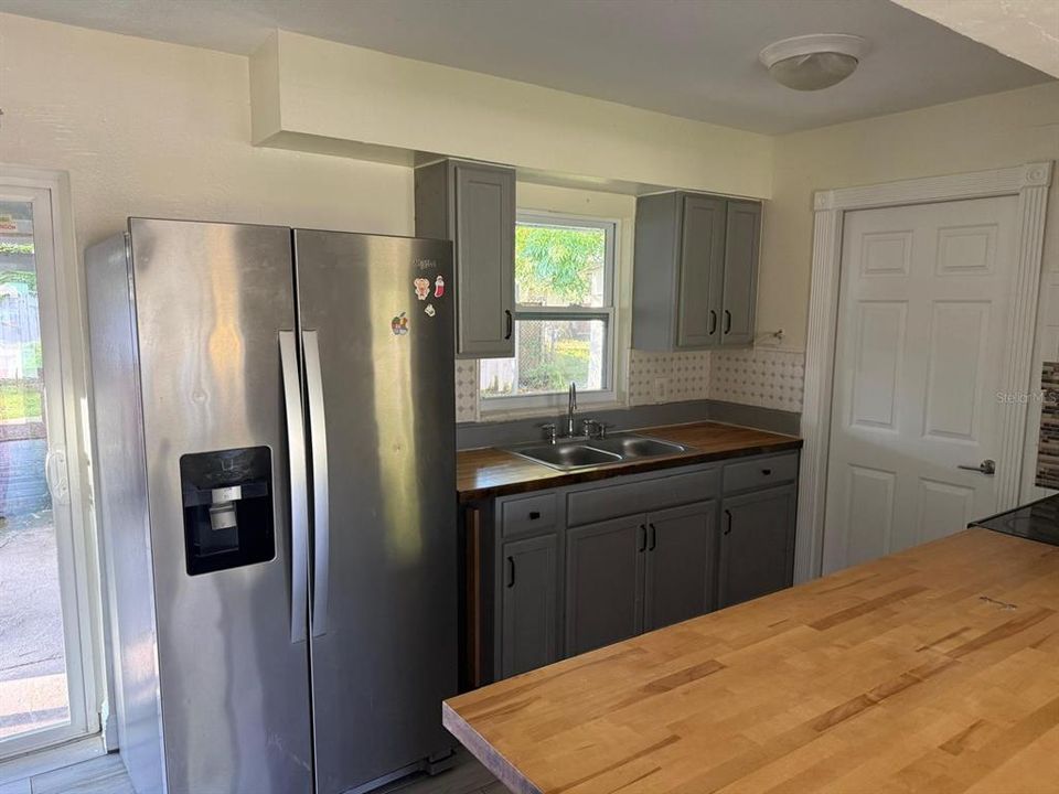 For Rent: $2,100 (3 beds, 1 baths, 1000 Square Feet)