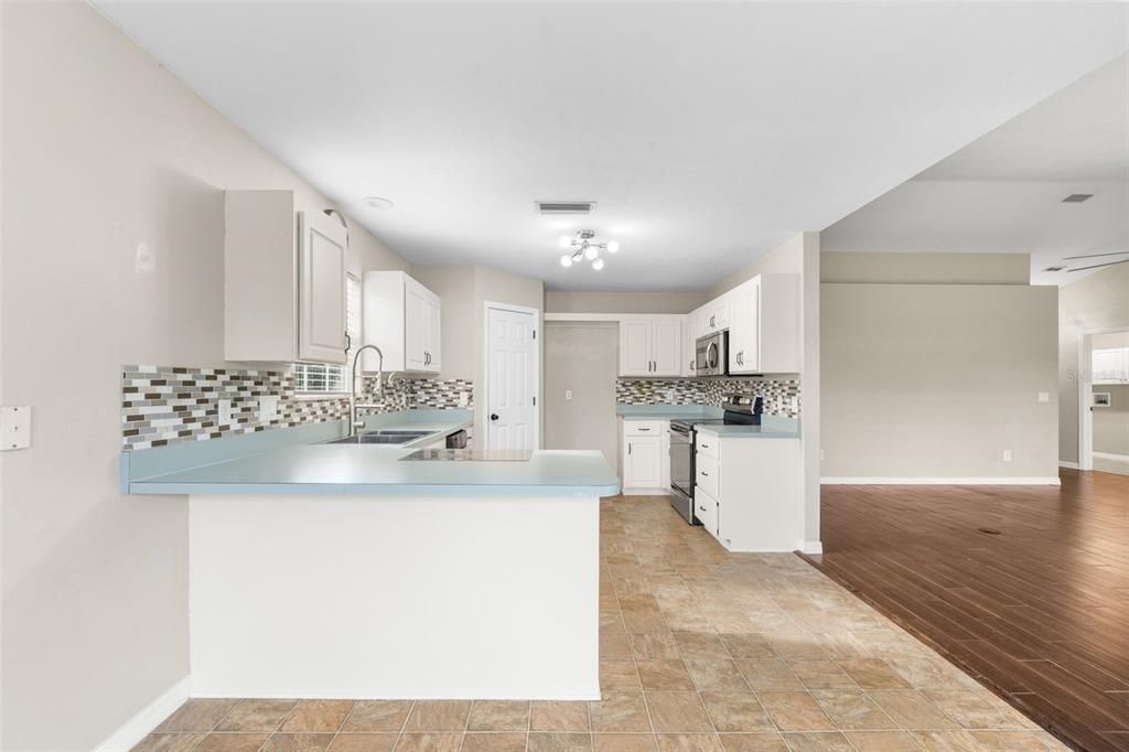 En Venta: $285,000 (3 camas, 2 baños, 1644 Pies cuadrados)