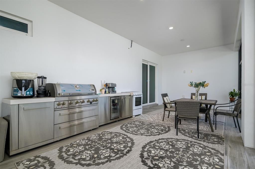 En Venta: $995,500 (3 camas, 2 baños, 2242 Pies cuadrados)