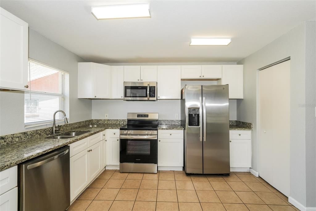 В аренду: $1,965 (4 спален, 2 ванн, 1600 Квадратных фут)