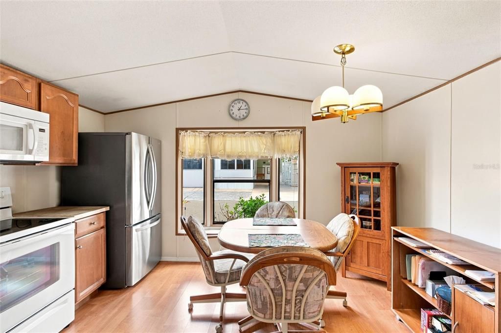 For Sale: $135,000 (2 beds, 1 baths, 784 Square Feet)