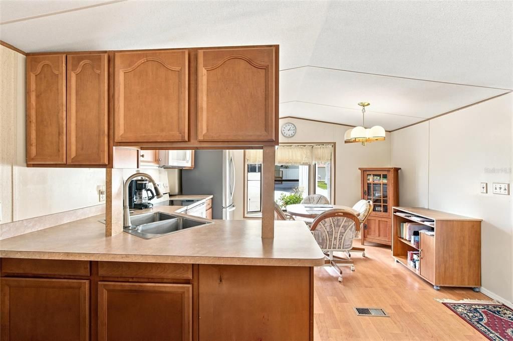 For Sale: $135,000 (2 beds, 1 baths, 784 Square Feet)