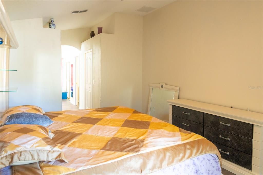 For Sale: $368,500 (4 beds, 2 baths, 2018 Square Feet)