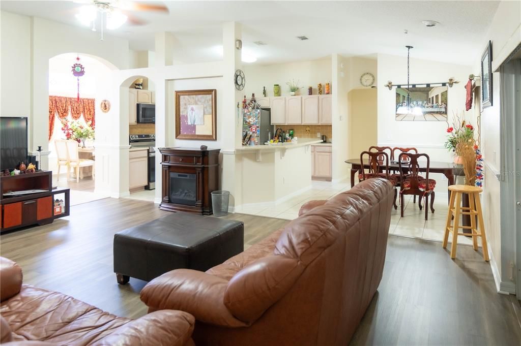 For Sale: $368,500 (4 beds, 2 baths, 2018 Square Feet)