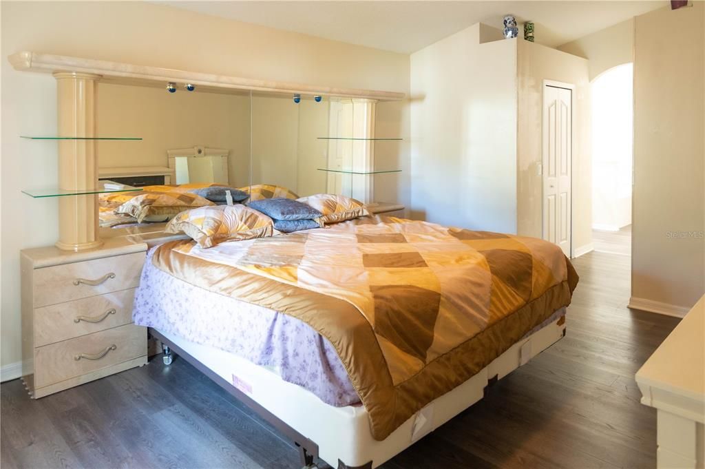 For Sale: $368,500 (4 beds, 2 baths, 2018 Square Feet)