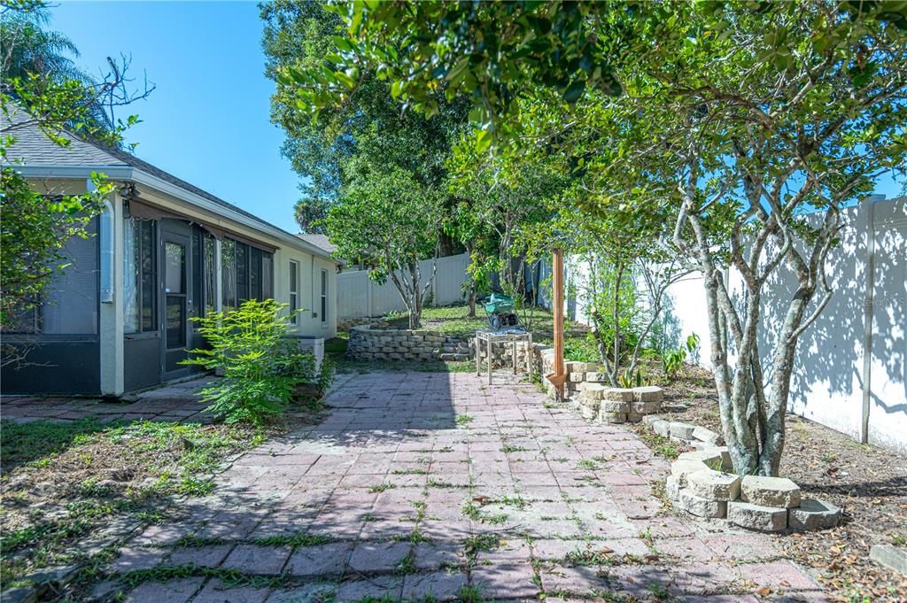 For Sale: $368,500 (4 beds, 2 baths, 2018 Square Feet)