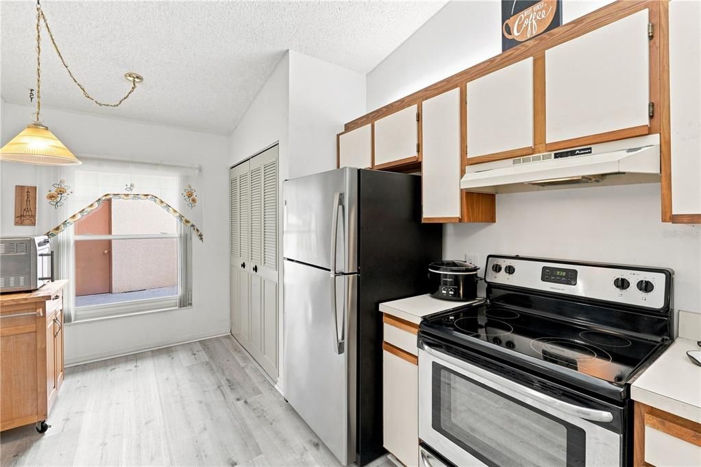Active With Contract: $165,000 (2 beds, 2 baths, 1189 Square Feet)