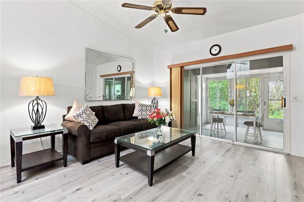 Active With Contract: $165,000 (2 beds, 2 baths, 1189 Square Feet)